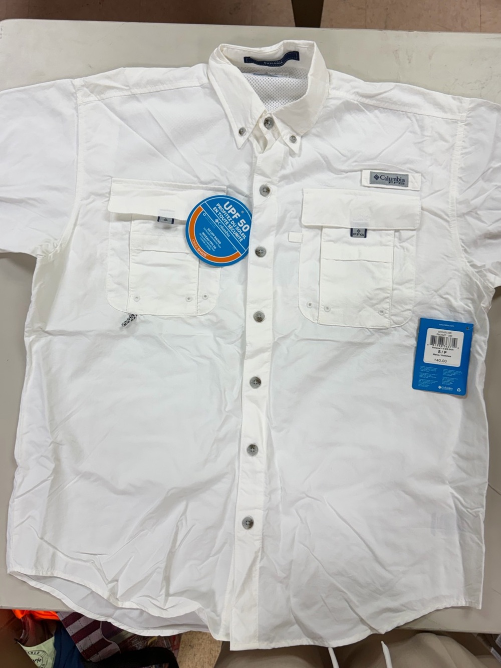 Columbia White Short-Sleeve Button-Down Fishing Shirt with Dual Chest Pockets
